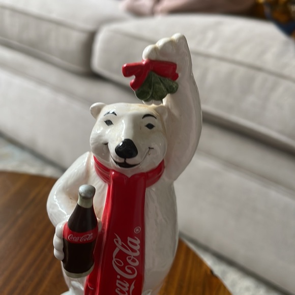 1997 Coca-Cola Polar Bear w/ Mistletoe red scarf & a Coke. Ceramic Figurine - Picture 3 of 5
